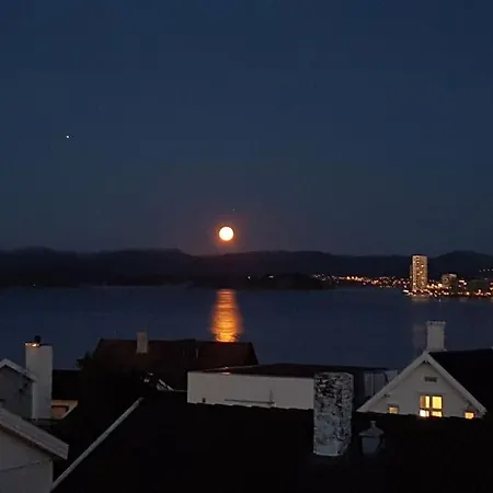 Apartmán Lovely Views Across The Fjord, Free Parking